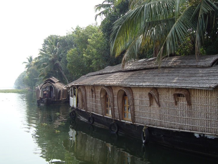Golden Triangle to Kerala Bliss – Heritage, Beaches & Backwaters Tour Package